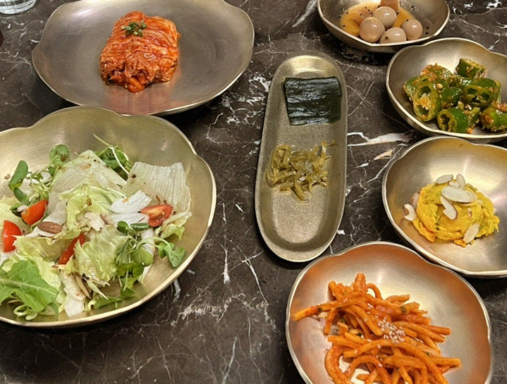 대보정 여의도점 · 여의도 룸식당 여의도 맛집 · 정갈하게 차려진 반찬과 곁들임 찬