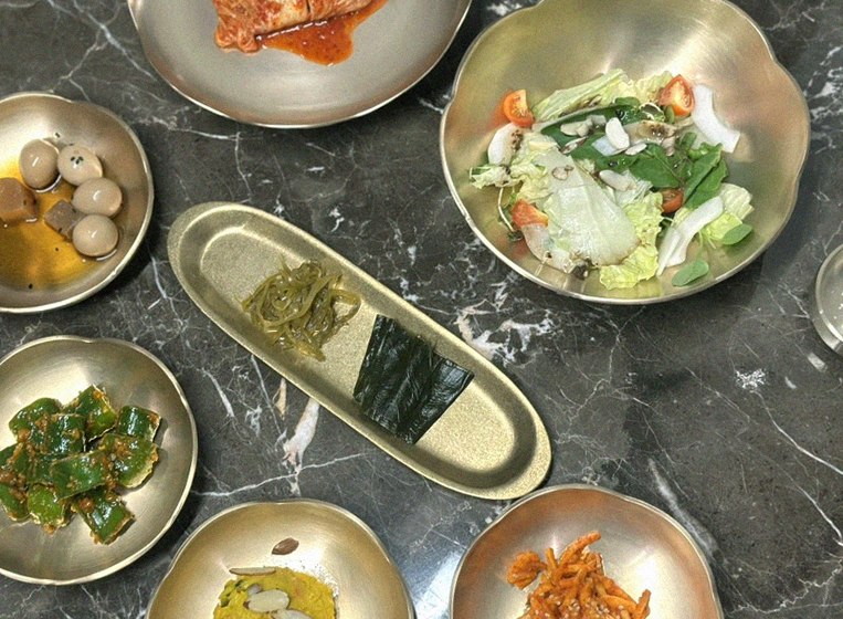 대보정 여의도점 · 여의도 룸식당 여의도 맛집 · 정갈하게 차려진 반찬과 곁들임 찬