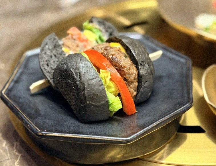 대보정 여의도점 · 여의도 룸식당 여의도 맛집 · 시그니처 한우 쇼잉 — 진열함에 담긴 마블링 한우와 캐비아