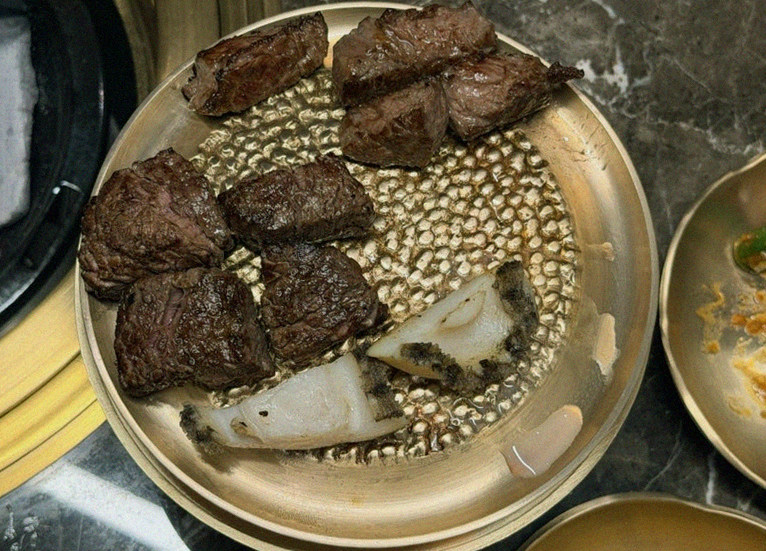 대보정 여의도점 · 여의도 룸식당 여의도 맛집 · 시그니처 한우 쇼잉 — 진열함에 담긴 마블링 한우와 캐비아
