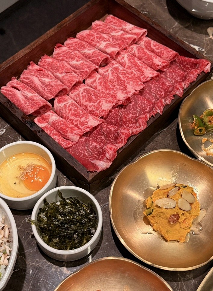 DAEBOJUNG Yeouido · 招牌韩牛展示 — 木盒中呈现的雪花韩牛与鱼子酱
