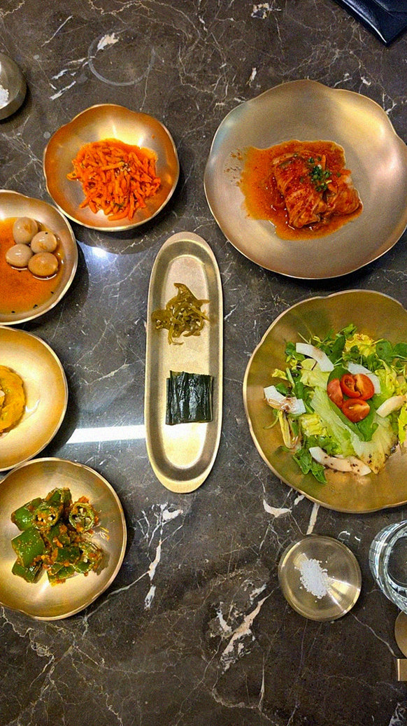 DAEBOJUNG Yeouido · assorted Korean side dishes (banchan)