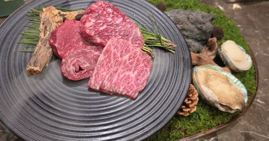 DAEBOJUNG Yeouido · premium marbled Hanwoo beef presented before grilling