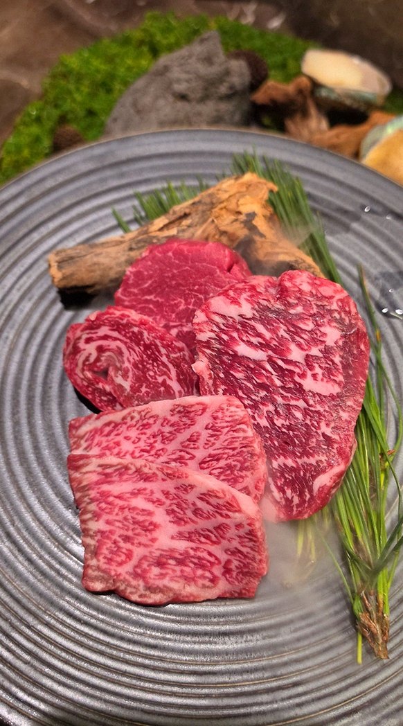 DAEBOJUNG Yeouido · premium marbled Hanwoo beef presented before grilling