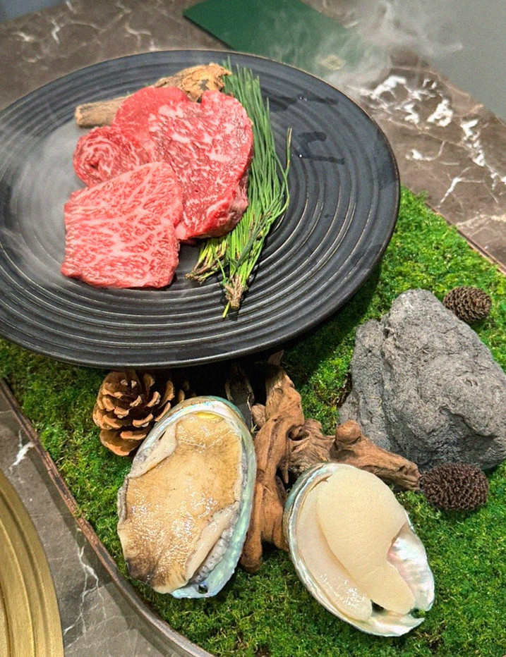 DAEBOJUNG Yeouido · the signature Hanwoo showing — marbled beef cuts and caviar presented in a display chest