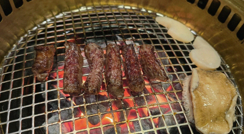 DAEBOJUNG Yeouido · Hanwoo beef grilling over binchotan charcoal