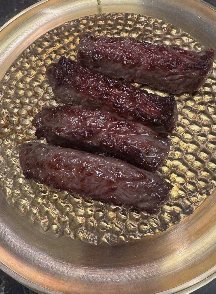 DAEBOJUNG Yeouido · premium marbled Hanwoo beef presented before grilling