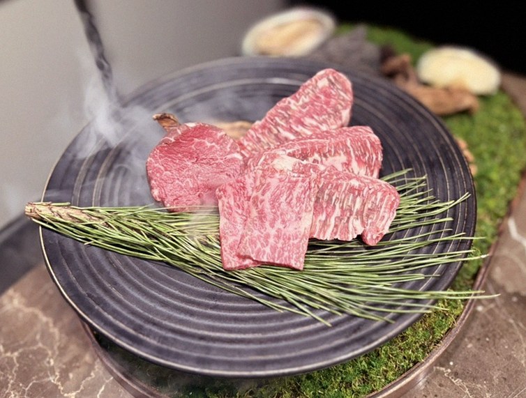 DAEBOJUNG Yeouido · the signature Hanwoo showing — marbled beef cuts and caviar presented in a display chest
