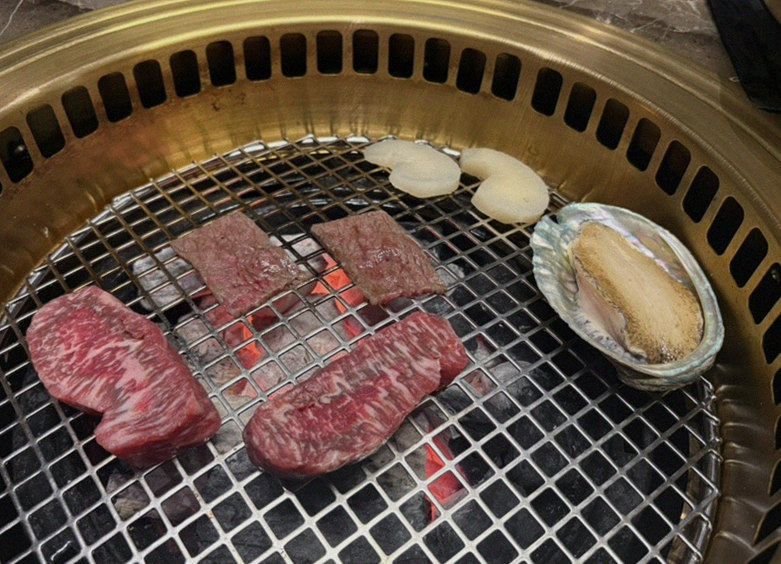 DAEBOJUNG Yeouido · Hanwoo beef grilling over binchotan charcoal