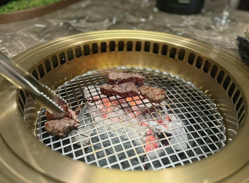 DAEBOJUNG Yeouido · Hanwoo beef grilling over binchotan charcoal