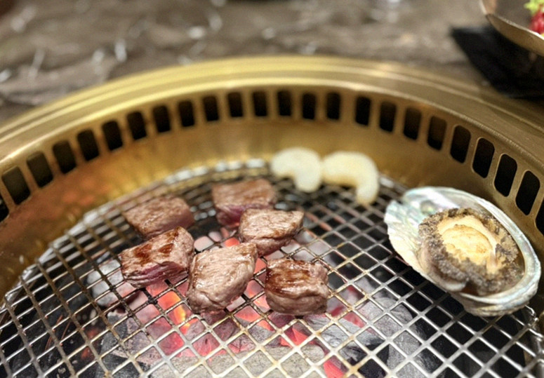 DAEBOJUNG Yeouido · Hanwoo beef grilling over binchotan charcoal