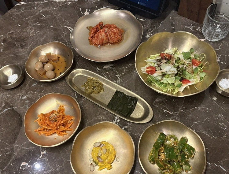 DAEBOJUNG Yeouido · assorted Korean side dishes (banchan)
