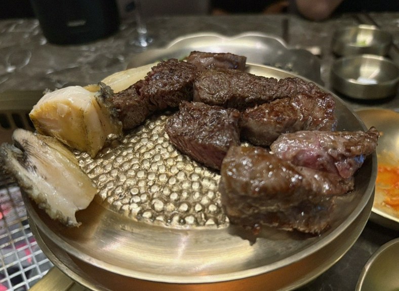 DAEBOJUNG Yeouido · the signature Hanwoo showing — marbled beef cuts and caviar presented in a display chest