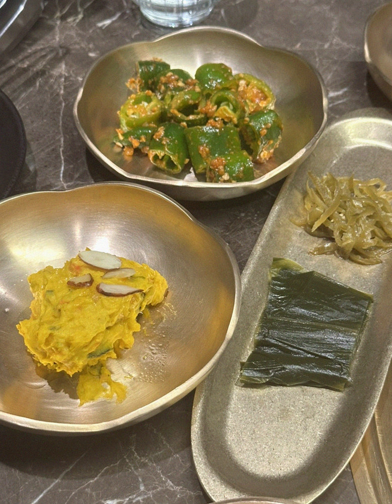 대보정 여의도점 · 여의도 룸식당 여의도 맛집 · 정갈하게 차려진 반찬과 곁들임 찬