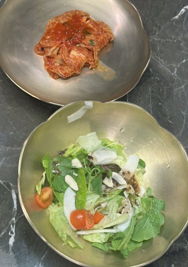 대보정 여의도점 · 여의도 룸식당 여의도 맛집 · 정갈하게 차려진 반찬과 곁들임 찬