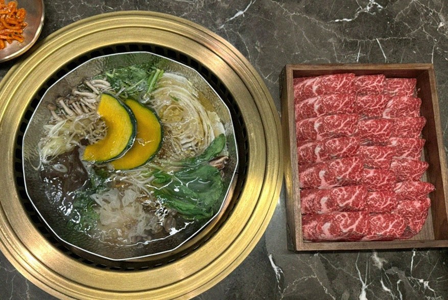 대보정 여의도점 · 여의도 룸식당 여의도 맛집 · 시그니처 한우 쇼잉 — 진열함에 담긴 마블링 한우와 캐비아