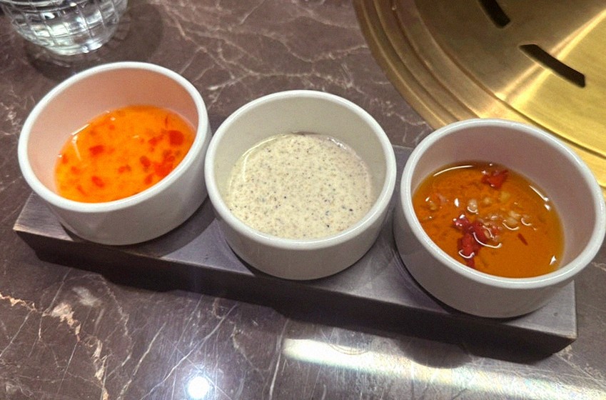 대보정 여의도점 · 여의도 룸식당 여의도 맛집 · 정갈하게 차려진 반찬과 곁들임 찬