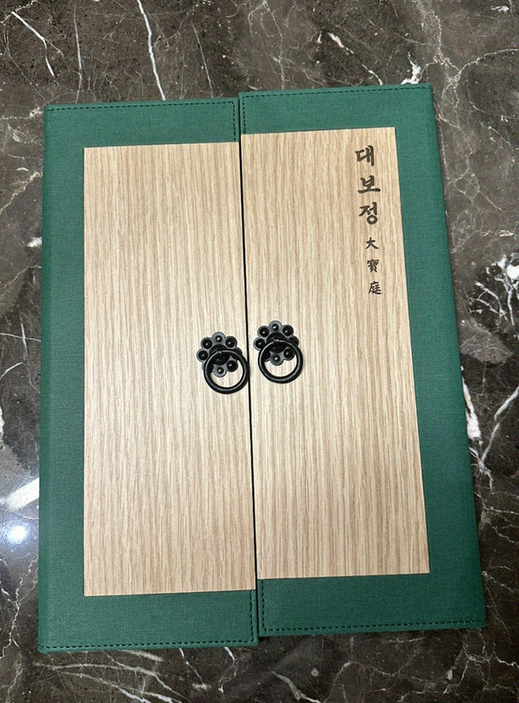 대보정 여의도점 · 여의도 룸식당 여의도 맛집 · 시그니처 한우 쇼잉 — 진열함에 담긴 마블링 한우와 캐비아
