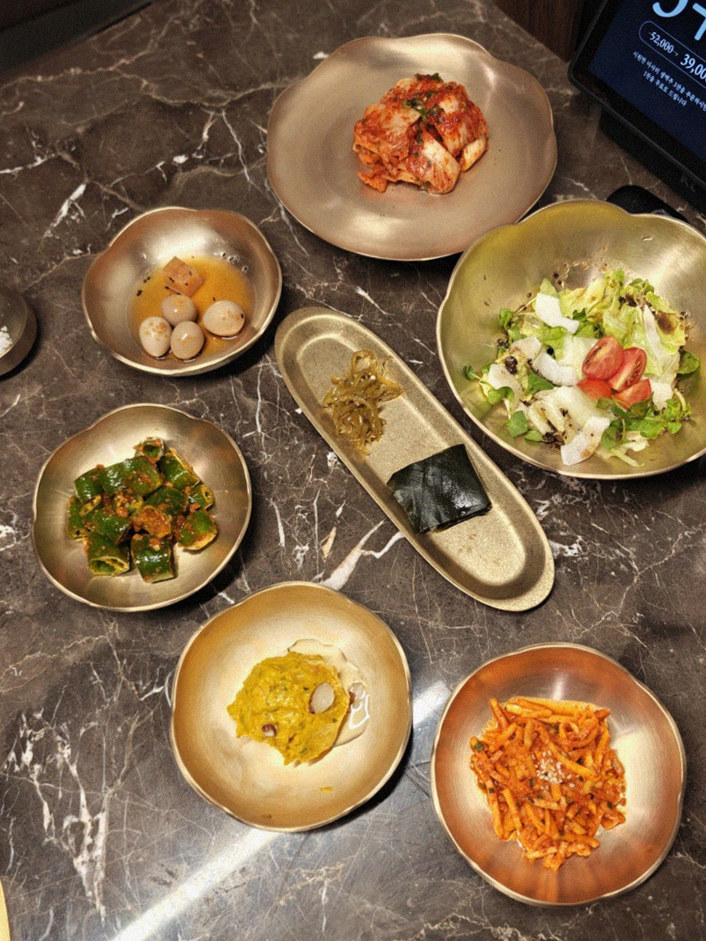 DAEBOJUNG Yeouido · assorted Korean side dishes (banchan)