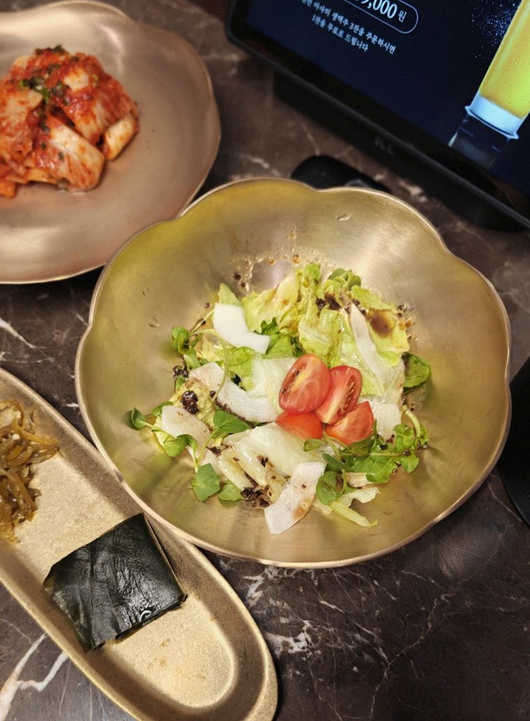 DAEBOJUNG Yeouido · seafood course served alongside the beef
