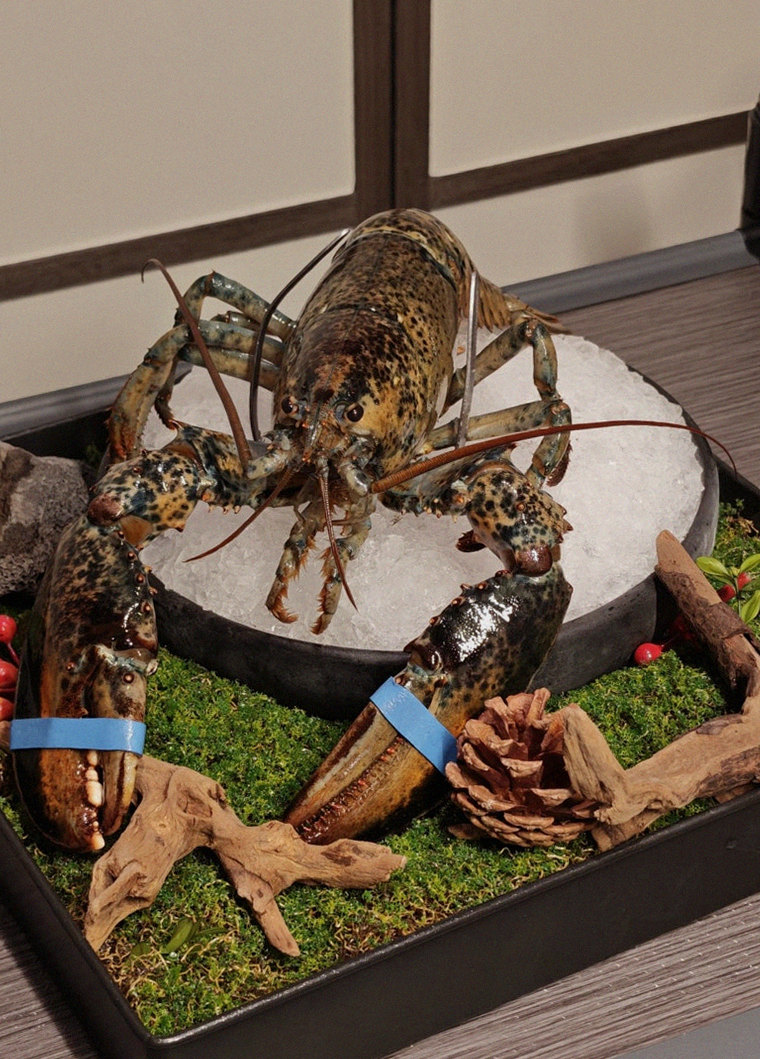 DAEBOJUNG Yeouido · the signature Hanwoo showing — marbled beef cuts and caviar presented in a display chest