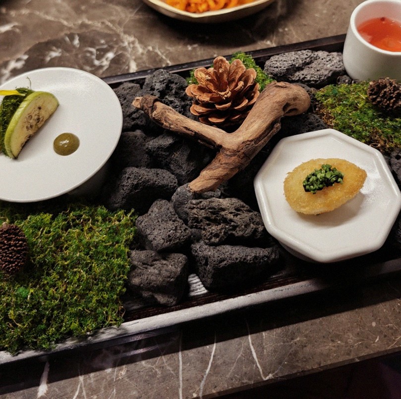 DAEBOJUNG Yeouido · the signature Hanwoo showing — marbled beef cuts and caviar presented in a display chest