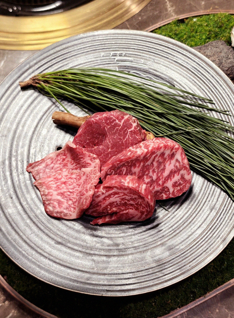 DAEBOJUNG Yeouido · premium marbled Hanwoo beef presented before grilling