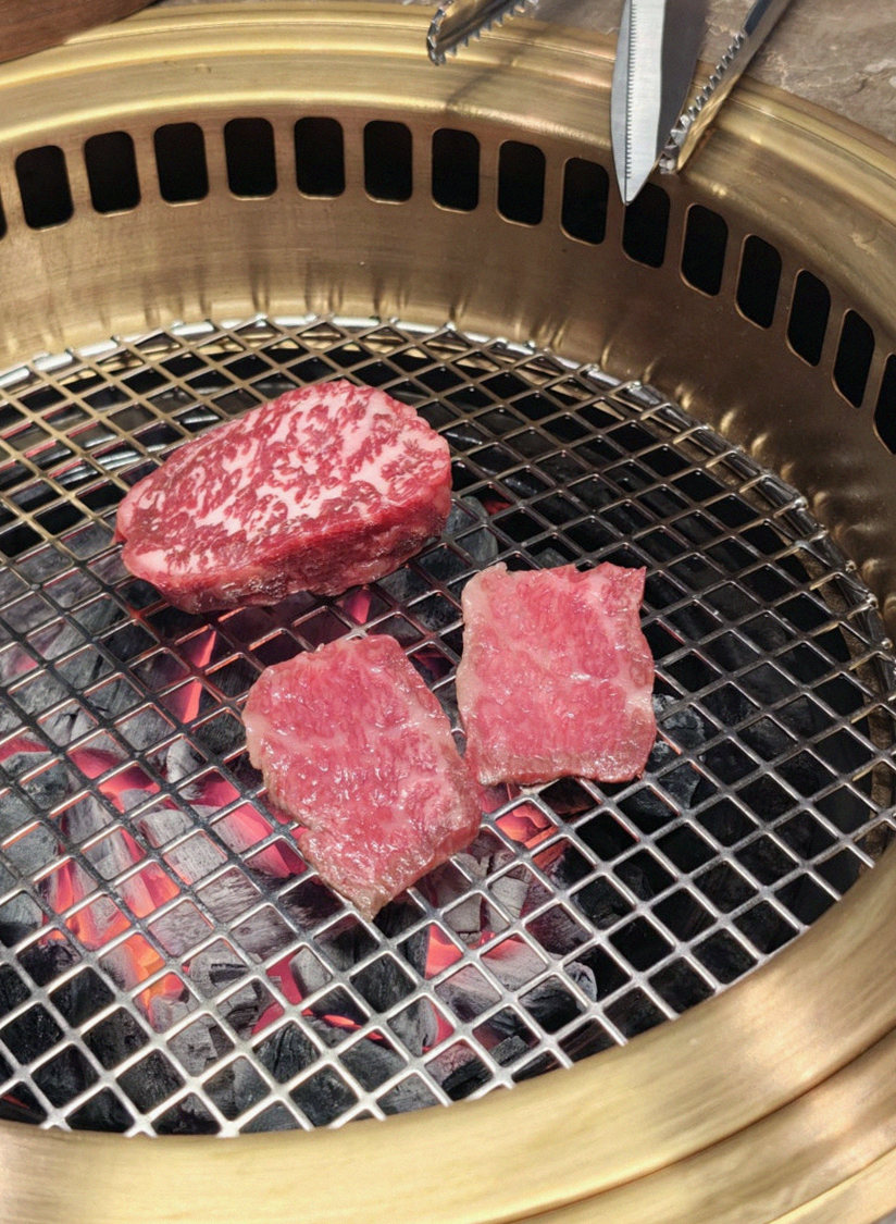 DAEBOJUNG Yeouido · Hanwoo beef grilling over binchotan charcoal