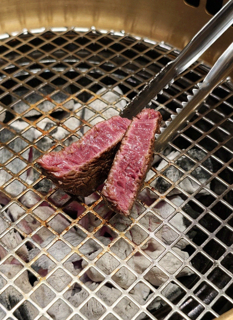 DAEBOJUNG Yeouido · Hanwoo beef grilling over binchotan charcoal