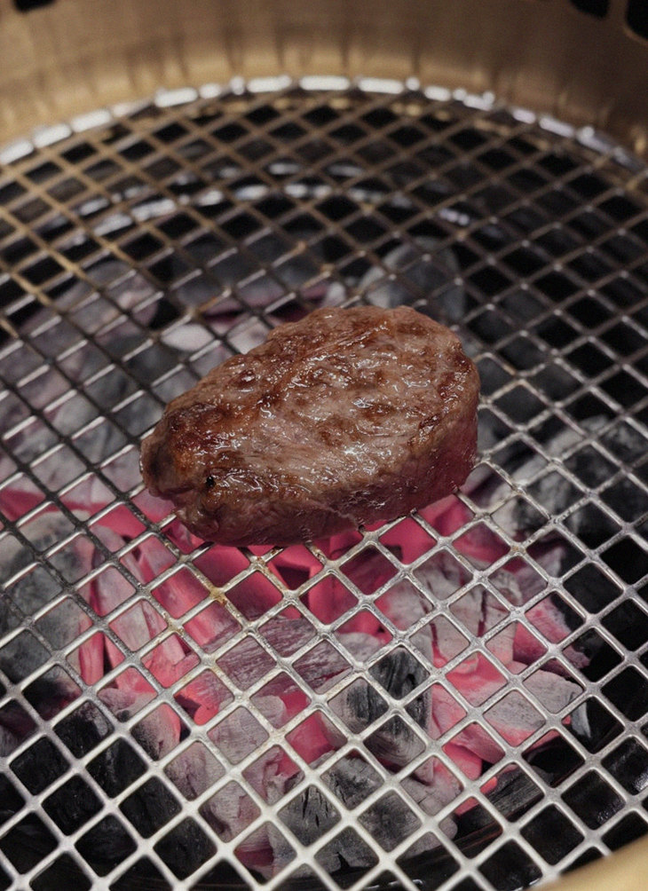 DAEBOJUNG Yeouido · Hanwoo beef grilling over binchotan charcoal