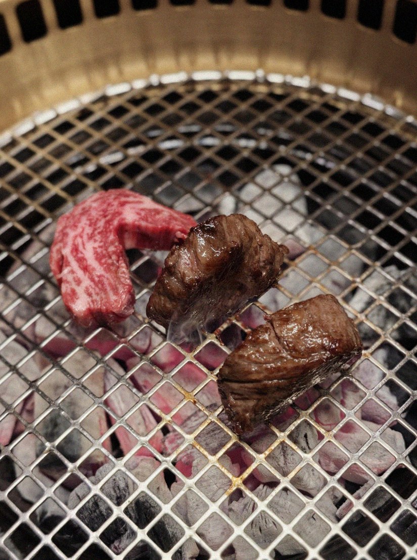 DAEBOJUNG Yeouido · Hanwoo beef grilling over binchotan charcoal