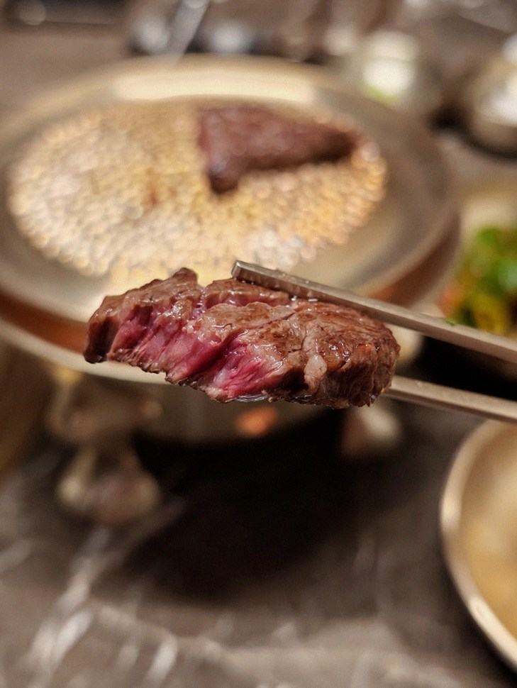 DAEBOJUNG Yeouido · Hanwoo beef grilling over binchotan charcoal