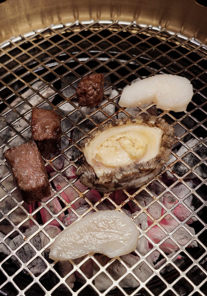 DAEBOJUNG Yeouido · Hanwoo beef grilling over binchotan charcoal
