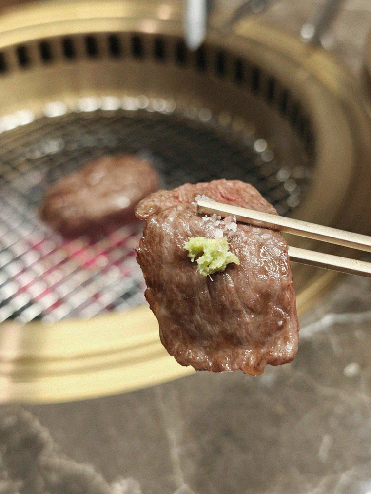 DAEBOJUNG Yeouido · Hanwoo beef grilling over binchotan charcoal
