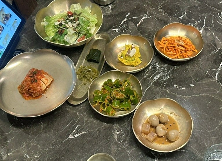 대보정 여의도점 · 여의도 룸식당 여의도 맛집 · 정갈하게 차려진 반찬과 곁들임 찬