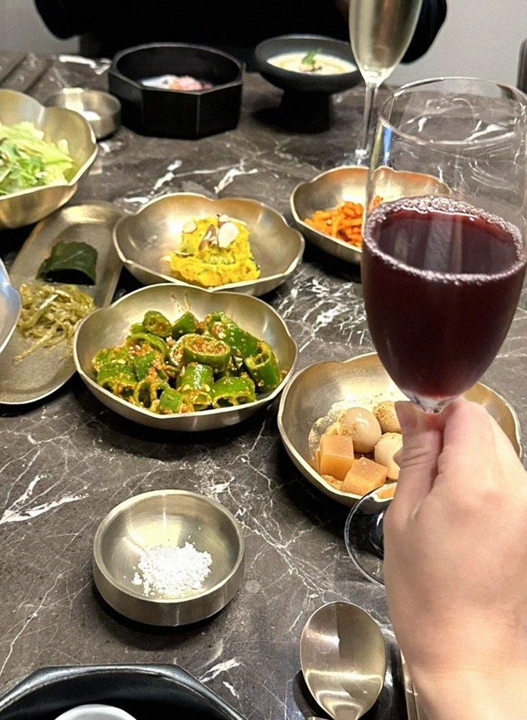 대보정 여의도점 · 여의도 룸식당 여의도 맛집 · 정갈하게 차려진 반찬과 곁들임 찬