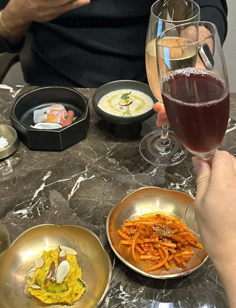 대보정 여의도점 · 여의도 룸식당 여의도 맛집 · 정갈하게 차려진 반찬과 곁들임 찬