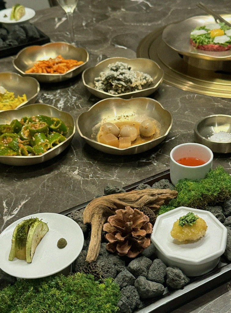 대보정 여의도점 · 여의도 룸식당 여의도 맛집 · 정갈하게 차려진 반찬과 곁들임 찬
