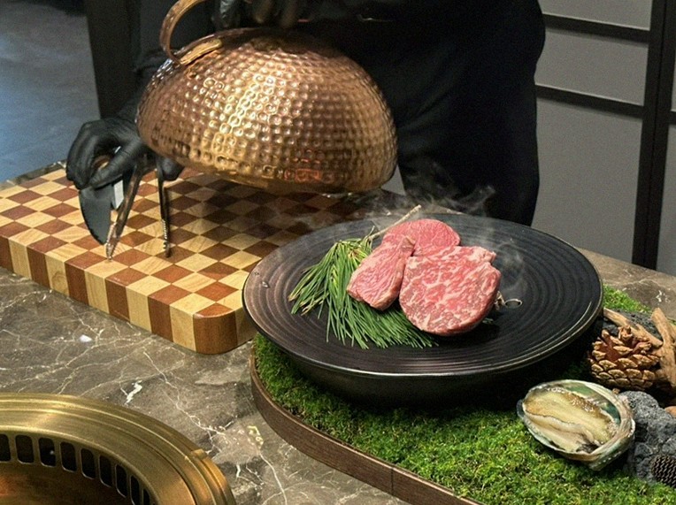 대보정 여의도점 · 여의도 룸식당 여의도 맛집 · 시그니처 한우 쇼잉 — 진열함에 담긴 마블링 한우와 캐비아