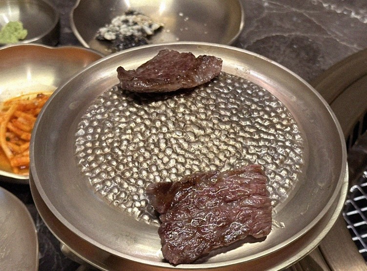 대보정 여의도점 · 여의도 룸식당 여의도 맛집 · 마블링이 살아있는 프리미엄 한우 쇼잉