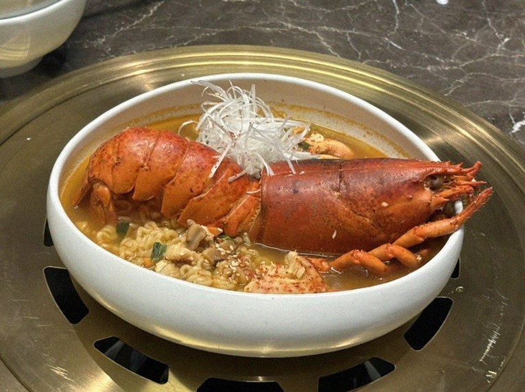 대보정 여의도점 · 여의도 룸식당 여의도 맛집 · 시그니처 한우 쇼잉 — 진열함에 담긴 마블링 한우와 캐비아
