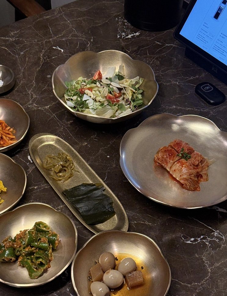 대보정 여의도점 · 여의도 룸식당 여의도 맛집 · 정갈하게 차려진 반찬과 곁들임 찬