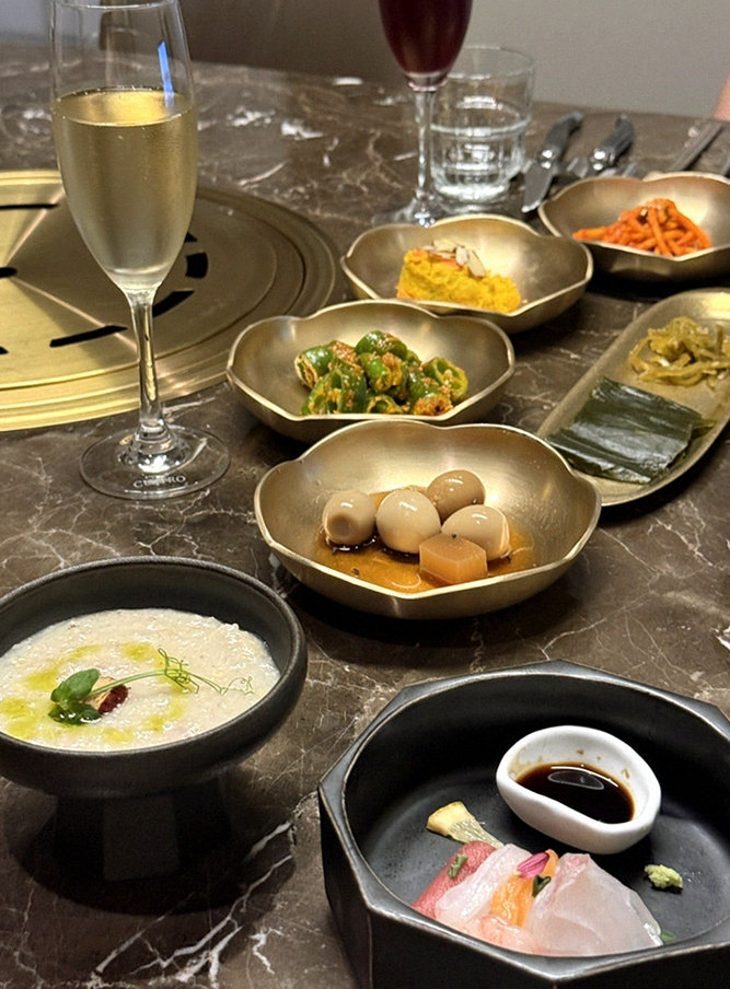 대보정 여의도점 · 여의도 룸식당 여의도 맛집 · 정갈하게 차려진 반찬과 곁들임 찬