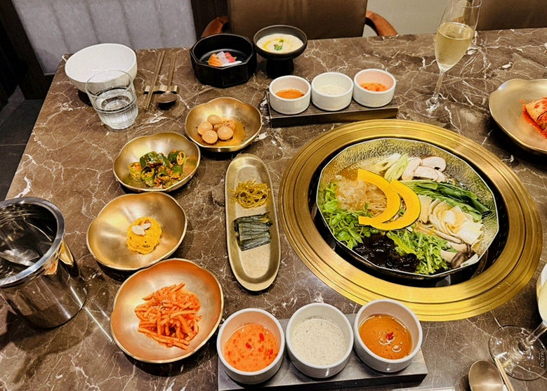 대보정 여의도점 · 여의도 한우오마카세 여의도 룸식당 · 정갈하게 차려진 반찬과 곁들임 찬