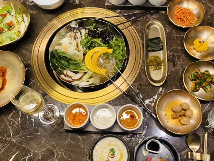 대보정 여의도점 · 여의도 한우오마카세 여의도 룸식당 · 정갈하게 차려진 반찬과 곁들임 찬