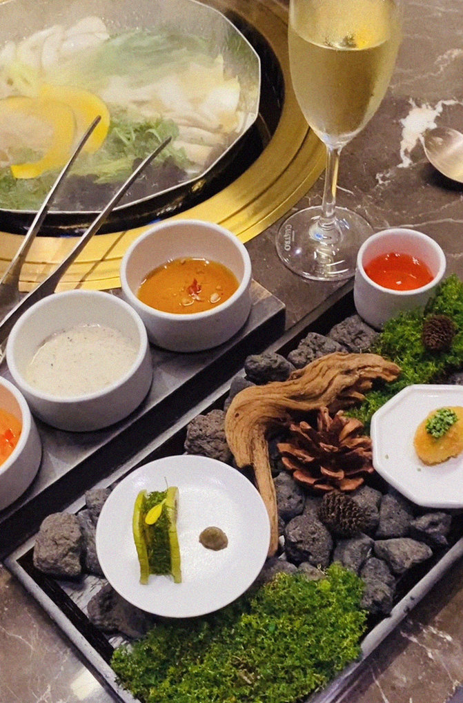 대보정 여의도점 · 여의도 한우오마카세 여의도 룸식당 · 정갈하게 차려진 반찬과 곁들임 찬