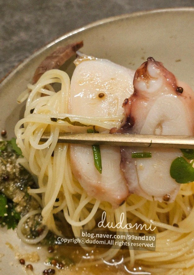 GOWOOGA Gwanghwamun · コースに添えられる海鮮料理