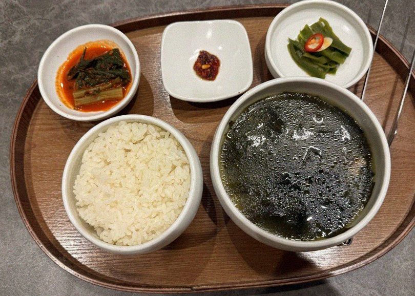 GOWOOGA Gwanghwamun · 彩り豊かなおかず(バンチャン)