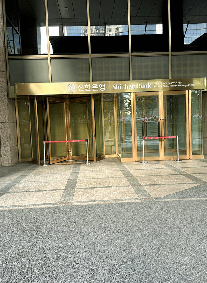 GOWOOGA Gwanghwamun · 店舗入口と案内