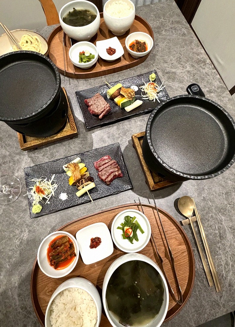 GOWOOGA Gwanghwamun · シグネチャーの韓牛ショーイング — 木箱に盛られた霜降り韓牛とキャビア
